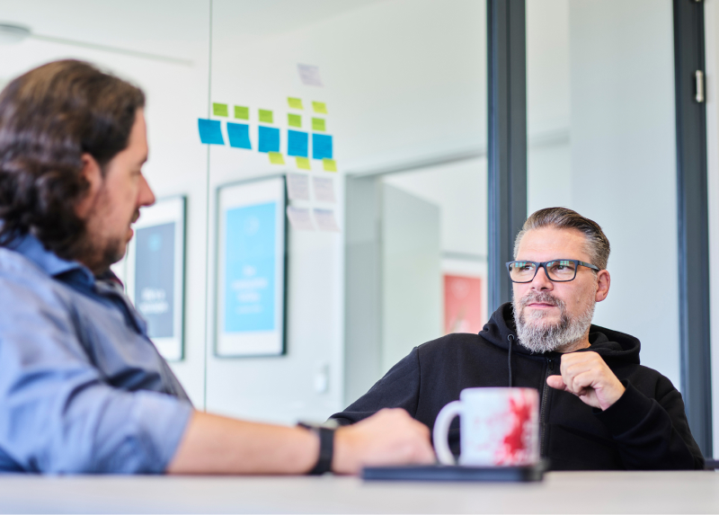 Corporate Website Agentur – Leif und Dennis besprechen ein Projekt